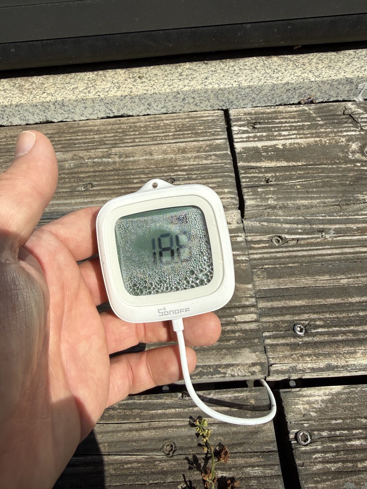 Sonoff SNZB-02LD Zigbee-Poolsensor in der Hand – Kondenswasser deutlich unter der Displayscheibe