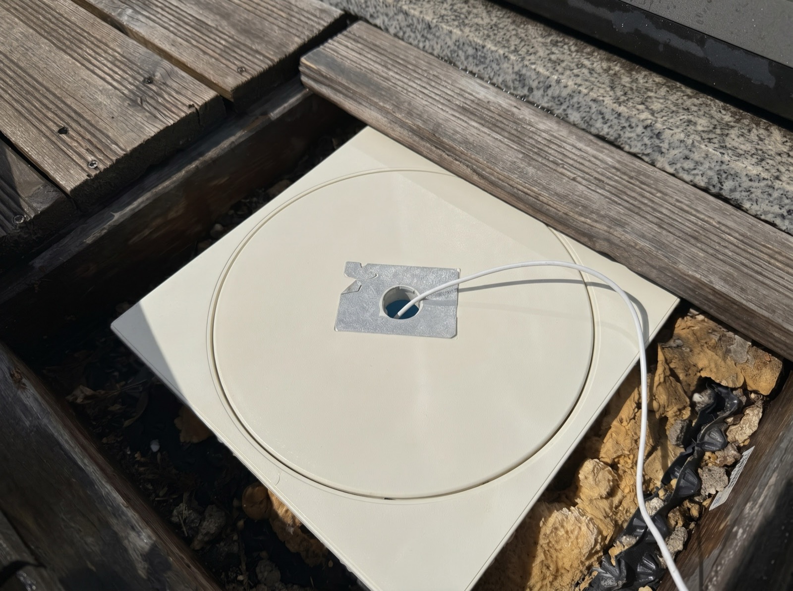 Sonoff SNZB-02LD Zigbee-Poolsensor am Skimmerdeckel – Fühlerkabel durch das Griffloch direkt im Wasser